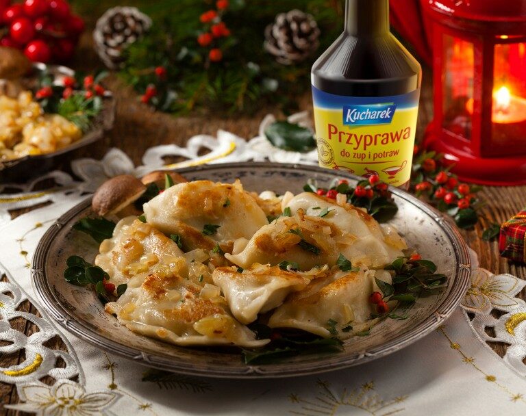 Tradycyjne pierogi wigilijne z kapustą i grzybami