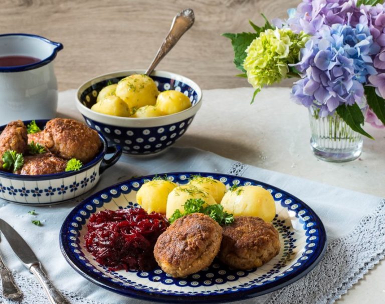 Kotlet mielony z zasmażanymi buraczkami