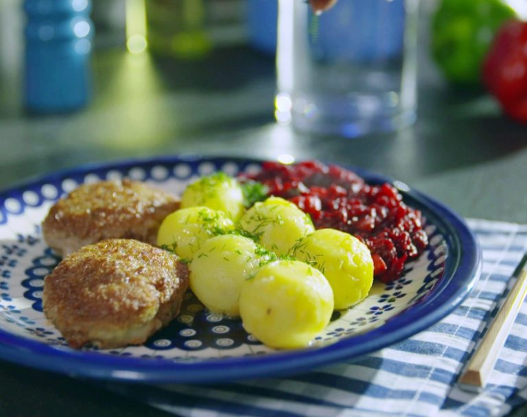 Sekrety Polskiej Kuchni: Kotlet mielony z zasmażanymi buraczkami
