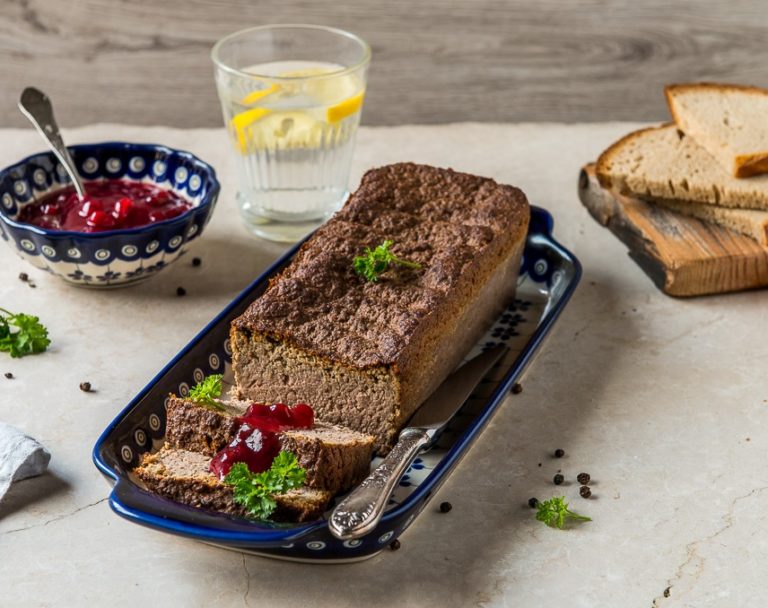 Domowy  pasztet z żurawiną i pistacjami