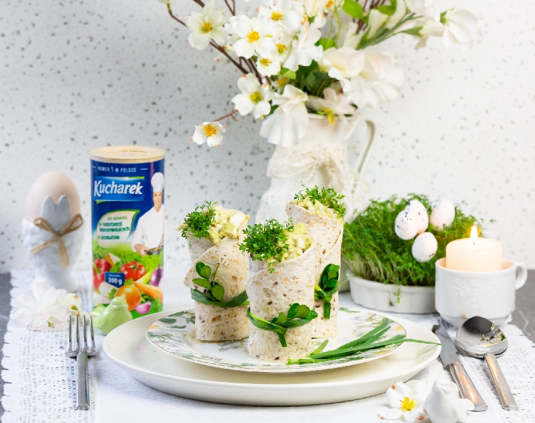 Tortilla z pasta jajeczną, awokado i rzeżuchą