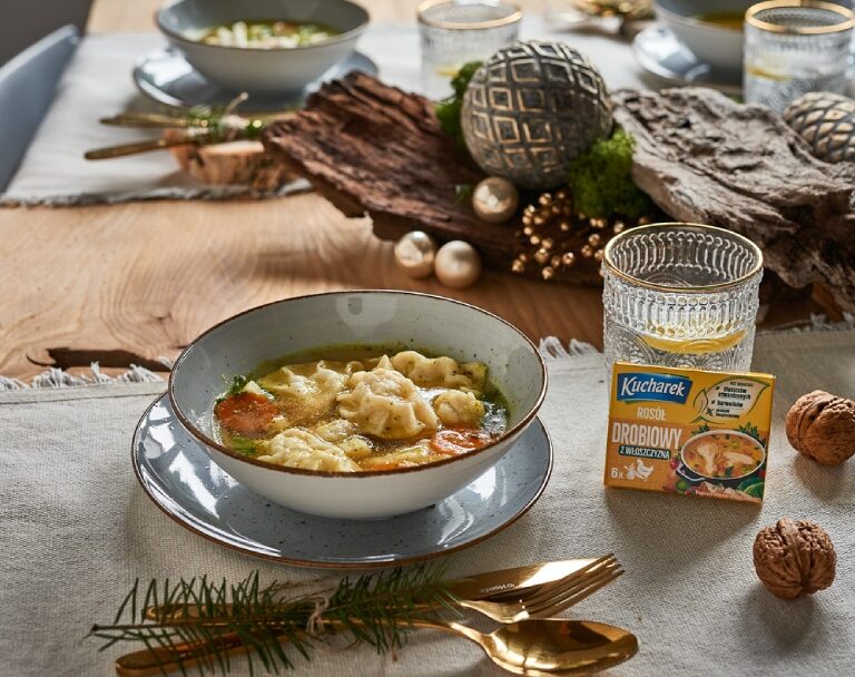 Pierogi z farszem rybnym w bulionie ziołowym