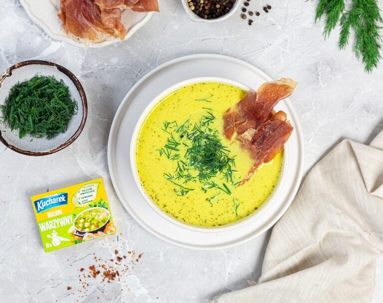Zupa krem z białych warzyw na żółto chipsami z prosciutto