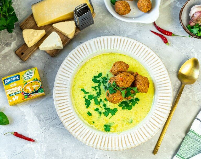 Rozgrzewająca zupa serowa z papryką chili i kulkami mięsnymi