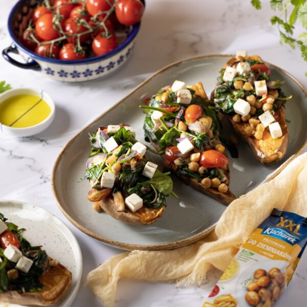 Pieczone bataty z warzywami i serem feta