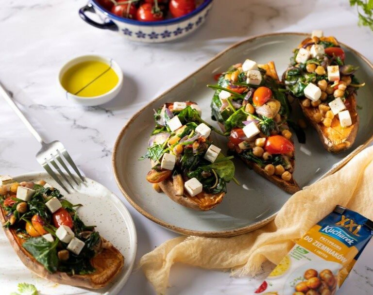 Pieczone bataty z warzywami i serem feta