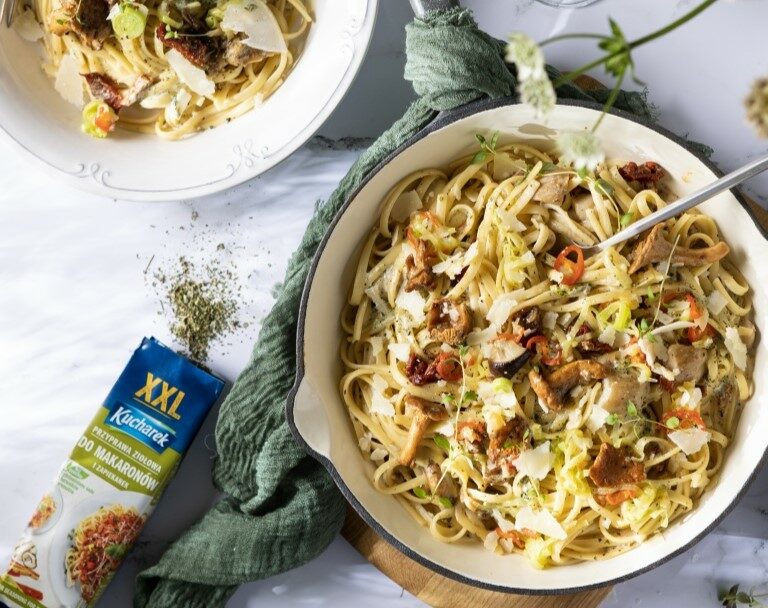 Makaron linguine z sosem grzybowym z suszonymi pomidorami i bazylią