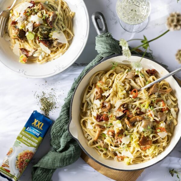 Makaron linguine z sosem grzybowym z suszonymi pomidorami i bazylią