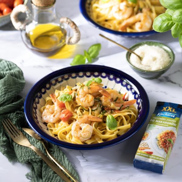 Makaron tagliatelle z pomidorami, krewetkami i bazylią