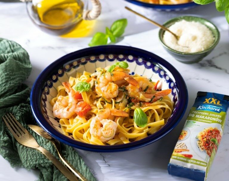 Makaron tagliatelle z pomidorami, krewetkami i bazylią
