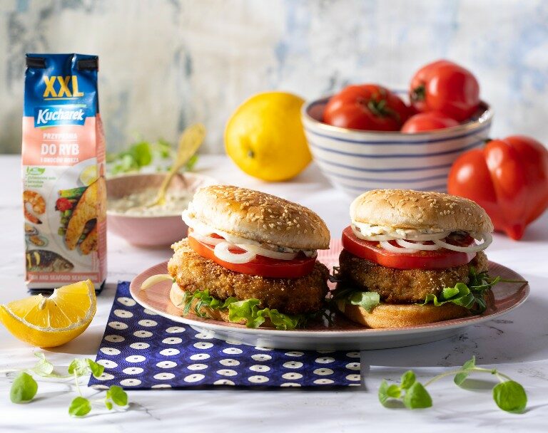 Burger rybny z sosem tatarskim i papryczkami jalapeño