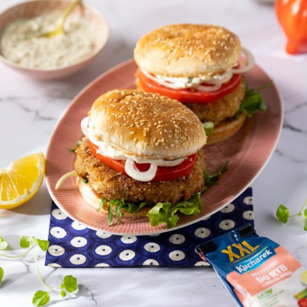 Burger rybny z sosem tatarskim i papryczkami jalapeño